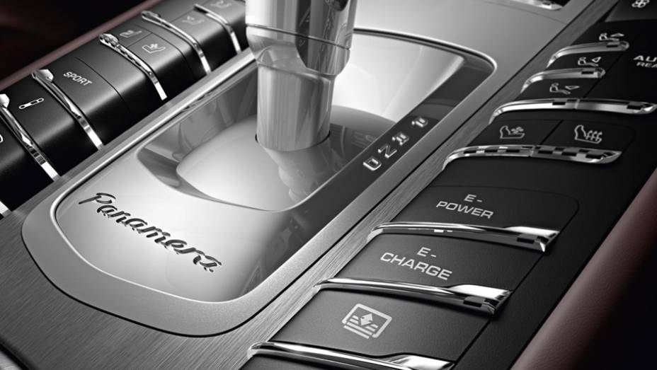 A grande novidade &eacute; a vers&atilde;o E-Hybrid, que entrega 410 cv com gasolina e eletricidade | <a href="%20https://beta-develop.quatrorodas.abril.com.br/saloes/xangai/2013/porsche-panamera-738686.shtml" rel="migration">Leia mais</a>