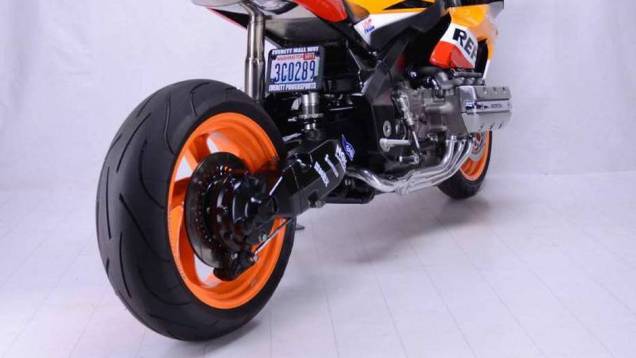 O motor e o chassi da GL Goldwing foram mantidos | <a href="https://beta-develop.quatrorodas.abril.com.br/moto/noticias/dono-concessionaria-cria-honda-cbr1800rr-737927.shtml" rel="migration">Leia mais</a> O motor e o chassi da GL Goldwing foram mantidos | <a href="https://beta-develop.quatrorodas.abril.com.br/moto/noticias/dono-concessionaria-cria-honda-cbr1800rr-737927.shtml" rel="migration">Leia mais</a>