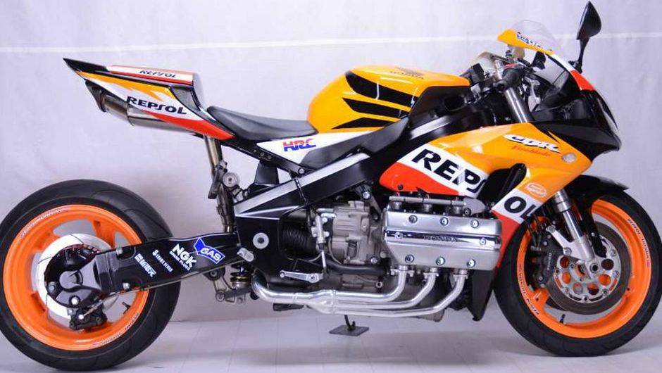 Outros elementos aerodin&acirc;micos, por&eacute;m, vieram da Honda CBR, enquanto os amortecedores utilizados s&atilde;o provenientes da Suzuki GSX-R | <a href="%20https://beta-develop.quatrorodas.abril.com.br/moto/noticias/dono-concessionaria-cria-honda-cbr1800rr-737927.shtml" rel="migration">Leia mais</a>