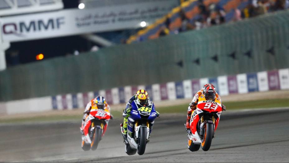 Rossi realizou importantes ultrapassagens nas últimas voltas | <a href="https://beta-develop.quatrorodas.abril.com.br/moto/noticias/motogp-jorge-lorenzo-vence-corrida-catar-738020.shtml" rel="migration">Leia mais</a>