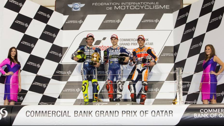 Pódio foi formado por Jorge Lorenzo, Valentino Rossi e Marc Márquez | <a href="https://beta-develop.quatrorodas.abril.com.br/moto/noticias/motogp-jorge-lorenzo-vence-corrida-catar-738020.shtml" rel="migration">Leia mais</a>