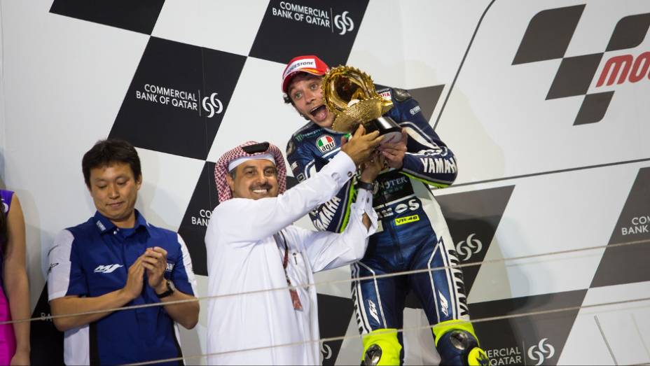 Valentino Rossi comemorou bastante o segundo lugar em sua reestreia com a Yamaha | <a href="https://beta-develop.quatrorodas.abril.com.br/moto/noticias/motogp-jorge-lorenzo-vence-corrida-catar-738020.shtml" rel="migration">Leia mais</a>