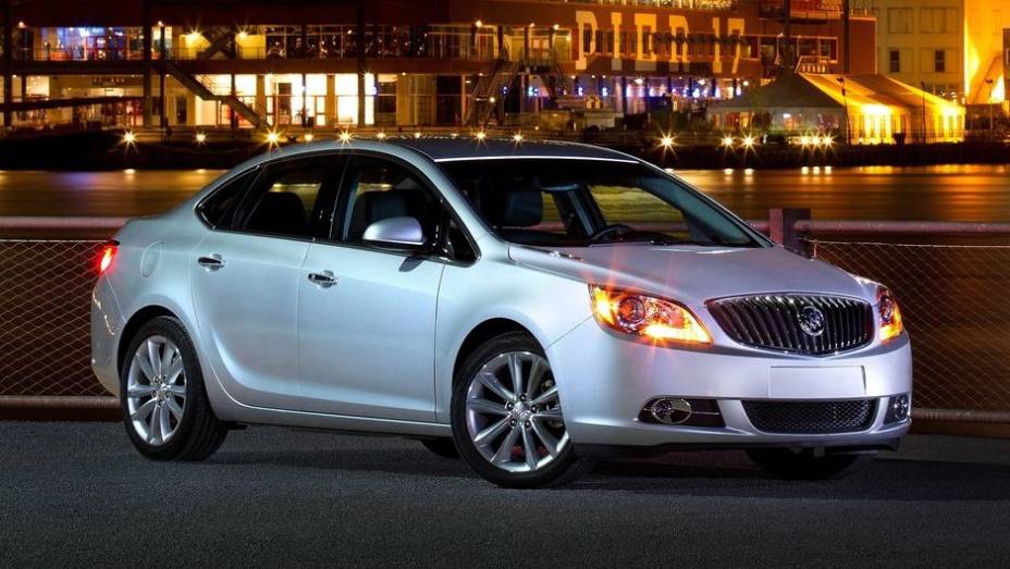 Compactos de luxo - 2013 Buick Verano - Preço inicial nos EUA: US$ 23.080 - Preço inicial no Brasil: não é vendido | <a href="%20https://beta-develop.quatrorodas.abril.com.br/noticias/mercado/gm-domina-premio-best-cars-for-families-2013-738171.shtml" rel="migration">Leia mais</a>