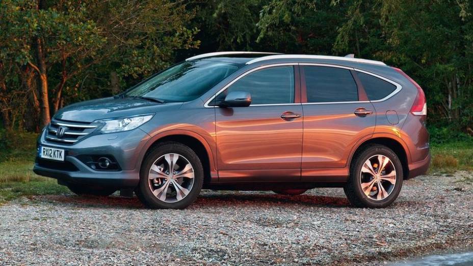 SUVs compactos - 2013 Honda CR-V - Preço inicial nos EUA: US$ 22.795 - Preço inicial no Brasil: R$ 98.900 | <a href="%20https://beta-develop.quatrorodas.abril.com.br/noticias/mercado/gm-domina-premio-best-cars-for-families-2013-738171.shtml" rel="migration">Leia mais</a>