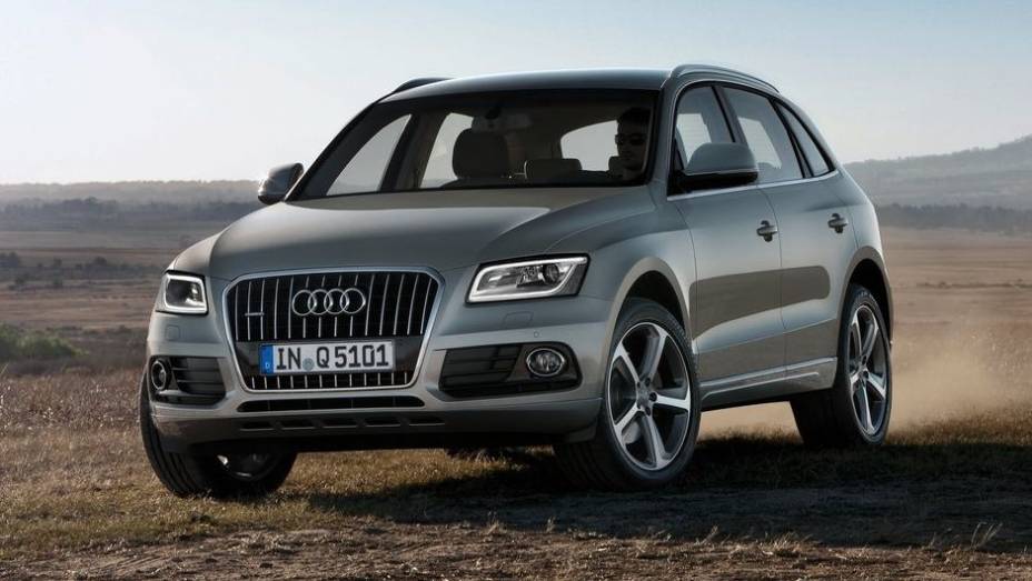 SUVs compactos de luxo - 2013 Audi Q5 - Preço inicial nos EUA: US$ 35.900 - Preço no Brasil: R$ 202.750 (versão Ambiente) | <a href="%20https://beta-develop.quatrorodas.abril.com.br/noticias/mercado/gm-domina-premio-best-cars-for-families-2013-738171.shtml" rel="migration">Leia mais</a>