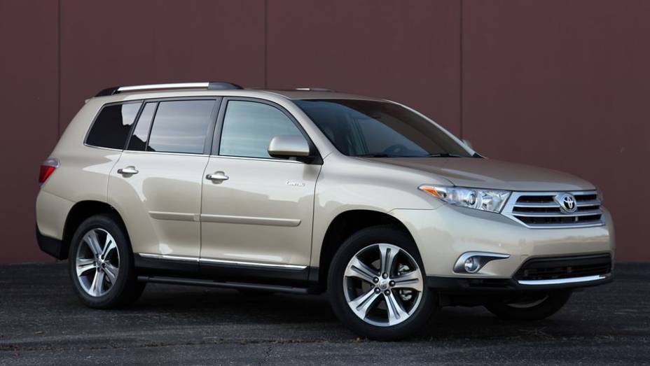 SUVs híbridos - 2013 Toyota Highlander Hybrid - Preço inicial nos EUA: US$ 40.170 - Preço inicial no Brasil: não é vendido | <a href="%20https://beta-develop.quatrorodas.abril.com.br/noticias/mercado/gm-domina-premio-best-cars-for-families-2013-738171.shtml" rel="migration">Leia mais</a>