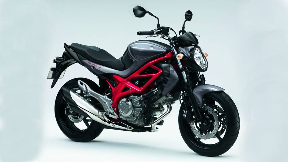 Motor gera 72 cavalos de potência a 8.000 rpm e um torque máximo de 6,53 kgf.m a 6.400 rpm | <a href="%20https://beta-develop.quatrorodas.abril.com.br/moto/noticias/suzuki-anuncia-5-lancamentos-brasil-738290.shtml" rel="migration">Leia mais</a> Motor gera 72 cavalos de potência a 8.000 rpm e um torque máximo de 6,53 kgf.m a 6.400 rpm | <a href="%20https://beta-develop.quatrorodas.abril.com.br/moto/noticias/suzuki-anuncia-5-lancamentos-brasil-738290.shtml" rel="migration">Leia mais</a>