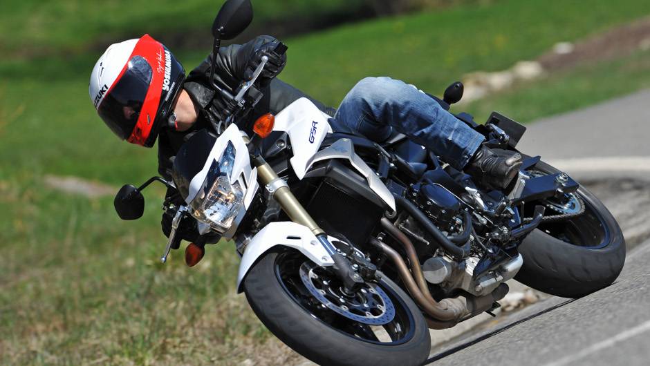 Suzuki GSR 750 e deve chegar &agrave;s lojas em maio | <a href="https://beta-develop.quatrorodas.abril.com.br/moto/noticias/suzuki-anuncia-5-lancamentos-brasil-738290.shtml" rel="migration">Leia mais</a>