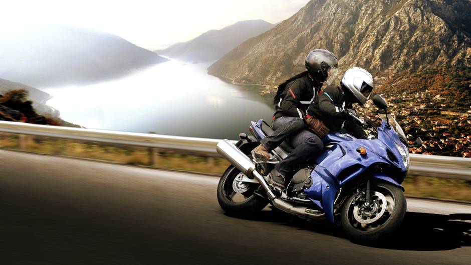 A GSX 1250 FA conta com um motor de quatro cilindros em linha de 1.255 cm&sup3;, com inje&ccedil;&atilde;o eletr&ocirc;nica, refrigerado a l&iacute;quido e DOHC | <a href="%20https://beta-develop.quatrorodas.abril.com.br/moto/noticias/suzuki-anuncia-5-lancamentos-brasil-738290.shtml" rel="migration">Leia mais</a>