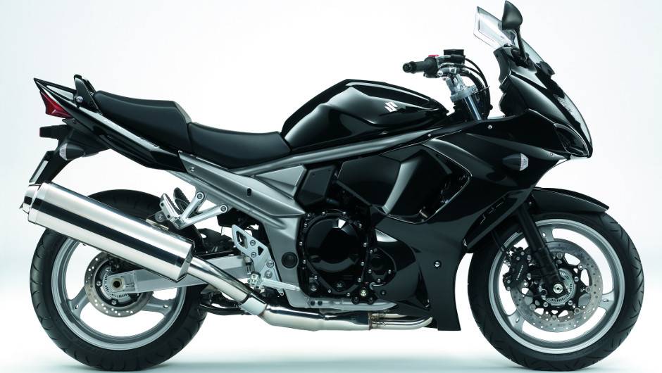 Equipada com freios ABS, a nova Suzuki GSX 1250 FA deve chegar &agrave;s lojas no m&ecirc;s de junho | <a href="https://beta-develop.quatrorodas.abril.com.br/moto/noticias/suzuki-anuncia-5-lancamentos-brasil-738290.shtml" rel="migration">Leia mais</a>