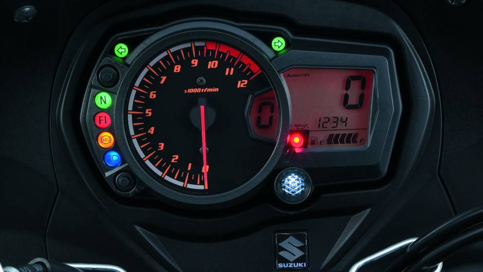 Com um pre&ccedil;o sugerido de R$ 39.900,00, a GSX 1250FA est&aacute; dispon&iacute;vel nas cores preta, branca e azul | <a href="%20https://beta-develop.quatrorodas.abril.com.br/moto/noticias/suzuki-anuncia-5-lancamentos-brasil-738290.shtml" rel="migration">Leia mais</a>