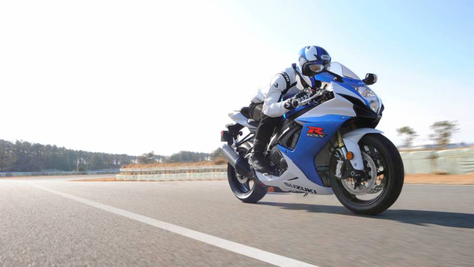 A nova Suzuki GSX-R750 está equipada com um motor tetracilíndrico de 750 cm³ de seis velocidades | <a href="%20https://beta-develop.quatrorodas.abril.com.br/moto/noticias/suzuki-anuncia-5-lancamentos-brasil-738290.shtml" rel="migration">Leia mais</a>