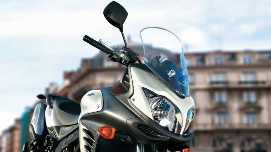 A nova Suzuki V-Strom 650 conta com motor V-Twin de 645 cm³ | <a href="https://beta-develop.quatrorodas.abril.com.br/moto/noticias/suzuki-anuncia-5-lancamentos-brasil-738290.shtml" rel="migration">Leia mais</a>