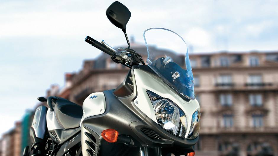 A nova Suzuki V-Strom 650 conta com motor V-Twin de 645 cm&sup3; | <a href="https://beta-develop.quatrorodas.abril.com.br/moto/noticias/suzuki-anuncia-5-lancamentos-brasil-738290.shtml" rel="migration">Leia mais</a>