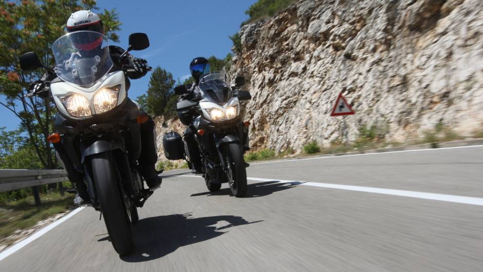 Com pot&ecirc;ncia m&aacute;xima indicada de 67 cavalos, a moto est&aacute; equipada com freios ABS | <a href="https://beta-develop.quatrorodas.abril.com.br/moto/noticias/suzuki-anuncia-5-lancamentos-brasil-738290.shtml" rel="migration">Leia mais</a>