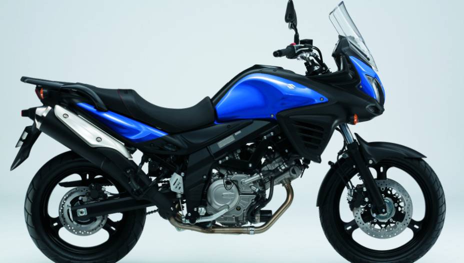 A V-Strom tem capacidade de 20 litros em seu tanque de combustível | <a href="https://beta-develop.quatrorodas.abril.com.br/moto/noticias/suzuki-anuncia-5-lancamentos-brasil-738290.shtml" rel="migration">Leia mais</a>