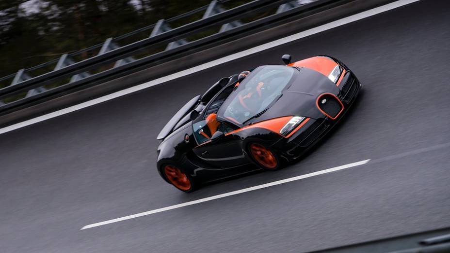 Depois de alcançar a marca, o Veyron Grand Sport Vitesse WRC Edition será apresentado ao público no Salão de Xangai | <a href="%20https://beta-develop.quatrorodas.abril.com.br/saloes/xangai/2013/bugatti-veyron-grand-sport-vitesse-wrc-edition-738696.shtml" rel="migration">Leia mais</a>