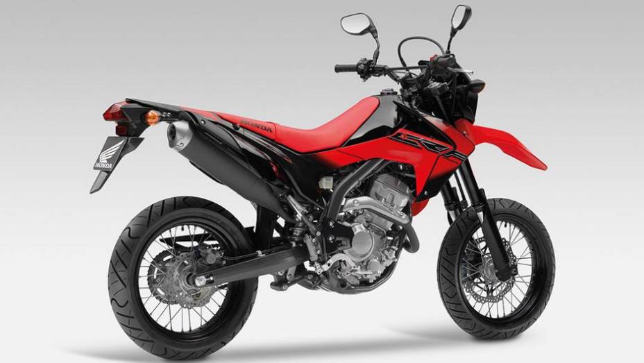 Motocicleta &eacute; vers&atilde;o motard da CRF 250L | <a href="https://beta-develop.quatrorodas.abril.com.br/moto/noticias/honda-crf-250m-2013-chega-espanha-junho-738432.shtml" rel="migration">Leia mais</a>