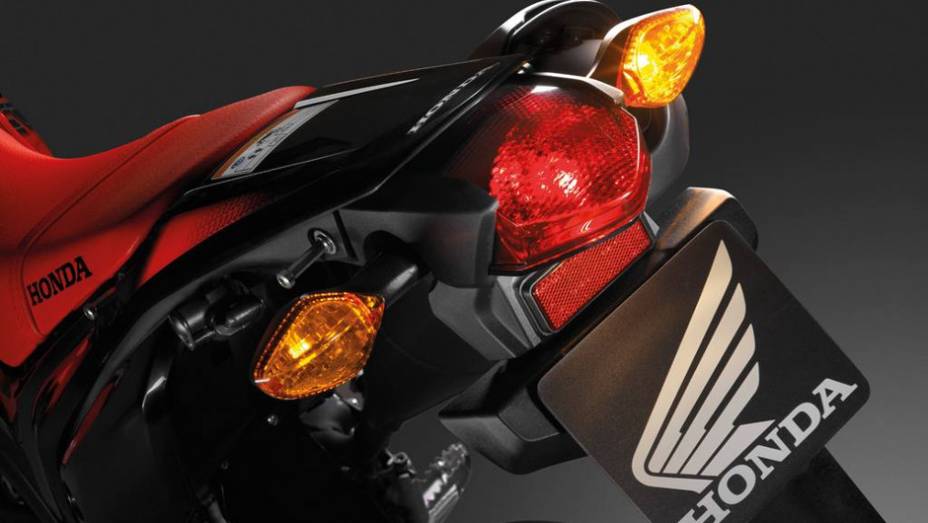 Pesando 145 quilos, em ordem de marcha, a nova Honda CRF 250M apresenta uma autonomia m&aacute;xima que se aproxima dos 250 quil&ocirc;metros | <a href="%20https://beta-develop.quatrorodas.abril.com.br/moto/noticias/honda-crf-250m-2013-chega-espanha-junho-738432.shtml" rel="migration">Leia mais</a>