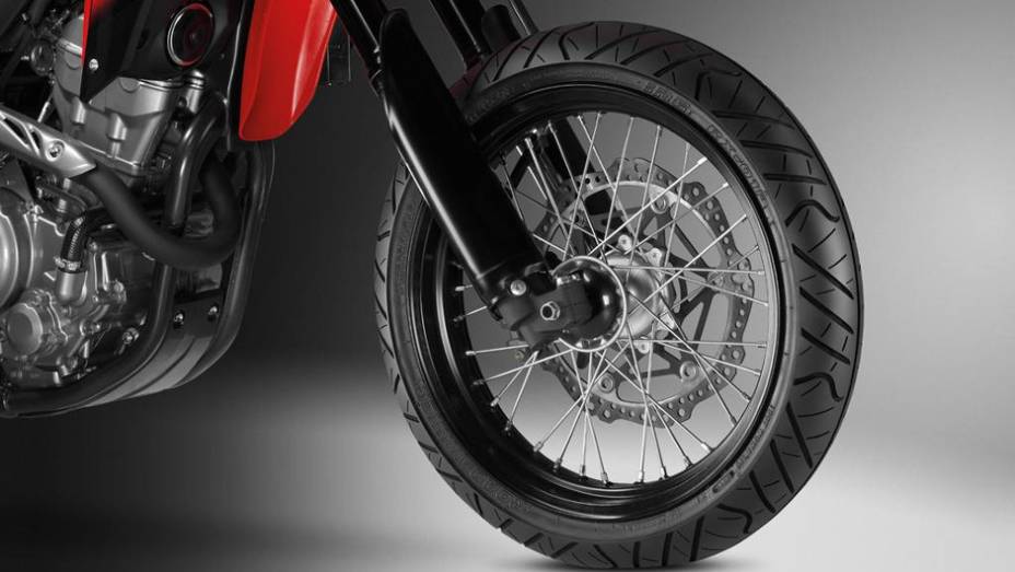 As mudan&ccedil;as em rela&ccedil;&atilde;o &agrave; CRF 250L ficam por conta de ajustes nas suspens&otilde;es e altera&ccedil;&otilde;es nos pneus | <a href="%20https://beta-develop.quatrorodas.abril.com.br/moto/noticias/honda-crf-250m-2013-chega-espanha-junho-738432.shtml" rel="migration">Leia mais</a>