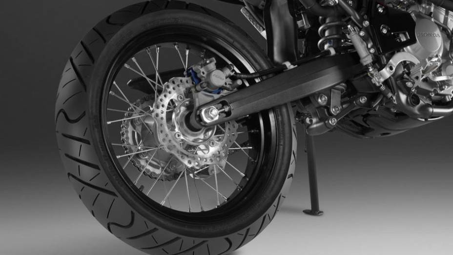 A nova Honda CRF 250M est&aacute; equipada com rodas de 17 polegadas tanto na dianteira como na traseira e pneus de asfalto | <a href="%20https://beta-develop.quatrorodas.abril.com.br/moto/noticias/honda-crf-250m-2013-chega-espanha-junho-738432.shtml" rel="migration">Leia mais</a>