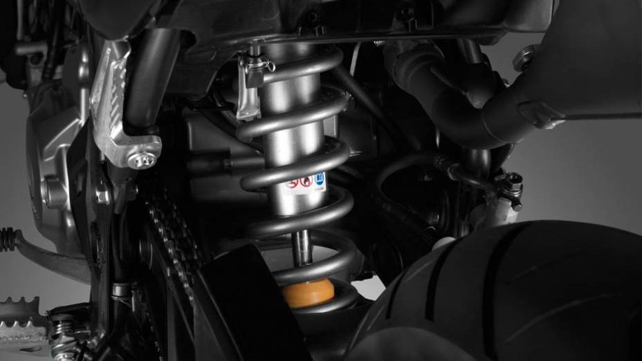 A Honda CRF 250M utiliza a mesma suspens&atilde;o invertida Pro-Link da CRF 250L | <a href="https://beta-develop.quatrorodas.abril.com.br/moto/noticias/honda-crf-250m-2013-chega-espanha-junho-738432.shtml" rel="migration">Leia mais</a>