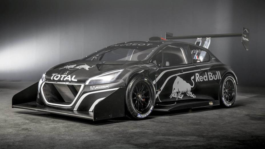 Achou exagerado? Este é o 208 T16, protótipo criado pela Peugeot especialmente para disputar a prova de Pikes Peak | <a href="%20https://beta-develop.quatrorodas.abril.com.br/noticias/fabricantes/peugeot-revela-208-pikes-peak-738727.shtml" rel="migration">Leia mais</a>