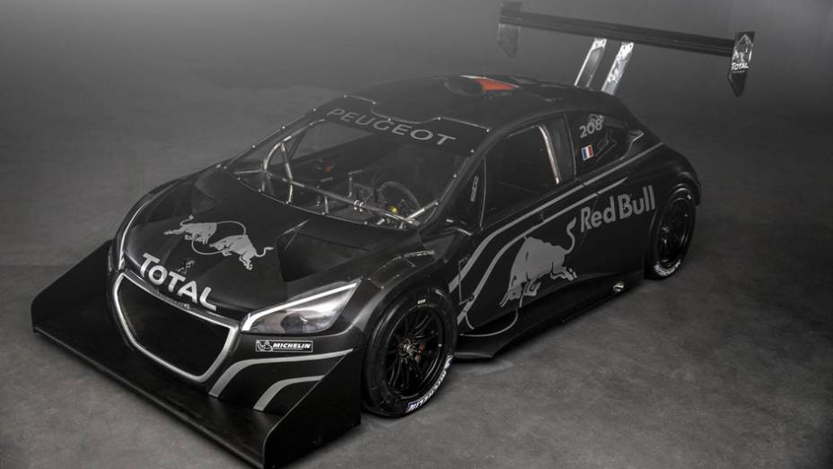 A frente não deixa por menos com o spoiler vistoso | <a href="https://beta-develop.quatrorodas.abril.com.br/noticias/fabricantes/peugeot-revela-208-pikes-peak-738727.shtml" rel="migration">Leia mais</a>