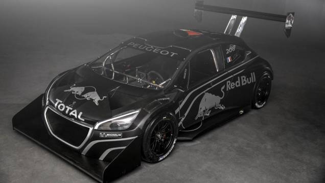 A frente não deixa por menos com o spoiler vistoso | <a href="https://beta-develop.quatrorodas.abril.com.br/noticias/fabricantes/peugeot-revela-208-pikes-peak-738727.shtml" rel="migration">Leia mais</a> A frente não deixa por menos com o spoiler vistoso | <a href="https://beta-develop.quatrorodas.abril.com.br/noticias/fabricantes/peugeot-revela-208-pikes-peak-738727.shtml" rel="migration">Leia mais</a>
