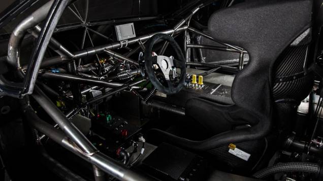 Espartano, o interior tem banco concha em posição central e instrumentos digitais | <a href="https://beta-develop.quatrorodas.abril.com.br/noticias/fabricantes/peugeot-revela-208-pikes-peak-738727.shtml" rel="migration">Leia mais</a> Espartano, o interior tem banco concha em posição central e instrumentos digitais | <a href="https://beta-develop.quatrorodas.abril.com.br/noticias/fabricantes/peugeot-revela-208-pikes-peak-738727.shtml" rel="migration">Leia mais</a>