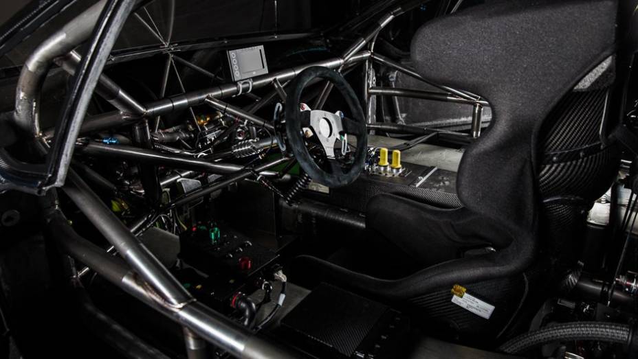 Espartano, o interior tem banco concha em posição central e instrumentos digitais | <a href="https://beta-develop.quatrorodas.abril.com.br/noticias/fabricantes/peugeot-revela-208-pikes-peak-738727.shtml" rel="migration">Leia mais</a> Espartano, o interior tem banco concha em posição central e instrumentos digitais | <a href="https://beta-develop.quatrorodas.abril.com.br/noticias/fabricantes/peugeot-revela-208-pikes-peak-738727.shtml" rel="migration">Leia mais</a>