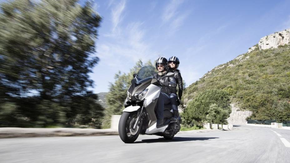 Maxi-scooter chega ao mercado europeu no mês de maio | <a href="https://beta-develop.quatrorodas.abril.com.br/moto/noticias/yamaha-lanca-x-max-400-europa-738761.shtml" rel="migration">Leia mais</a>