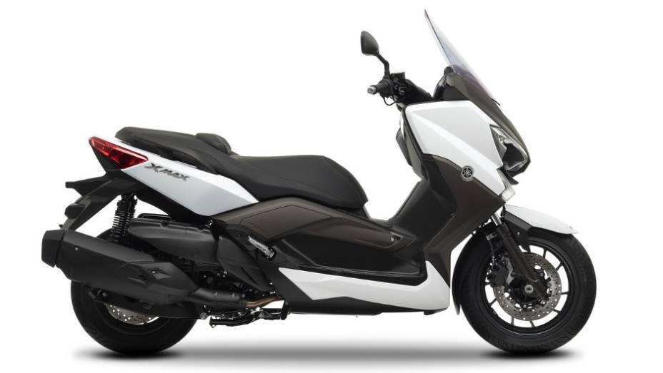 De acrodo com a Yamaha, maxi-scooter atinge a velocidade máxima de 150 km/h | <a href="https://beta-develop.quatrorodas.abril.com.br/moto/noticias/yamaha-lanca-x-max-400-europa-738761.shtml" rel="migration">Leia mais</a>