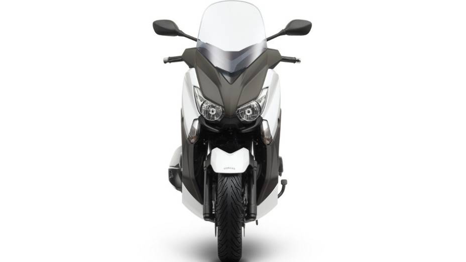 Equipado com far&oacute;is e lanternas de LED e ponteira de escapamento Akrapovic, este maxi-scooter da Yamaha possui um tanque de combust&iacute;vel com capacidade para 14 litros | <a href="%20https://beta-develop.quatrorodas.abril.com.br/moto/noticias/yamaha-lanca-x-max-400-europa-7" rel="migration"></a>