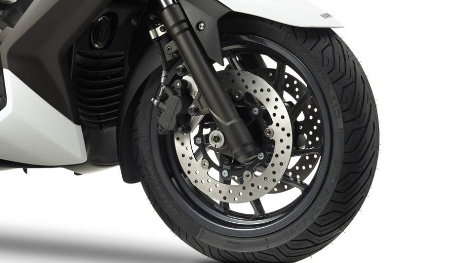 O X-Max 400 conta também com disco duplo de freio na roda dianteira, enquanto que a roda traseira apresenta disco simples | <a href="%20https://beta-develop.quatrorodas.abril.com.br/moto/noticias/yamaha-lanca-x-max-400-europa-738761.shtml" rel="migration">Leia mais</a>