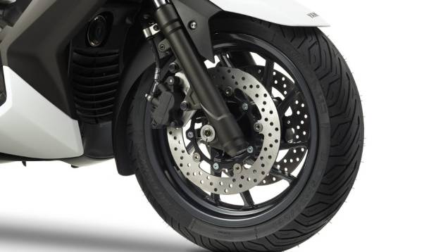 O X-Max 400 conta também com disco duplo de freio na roda dianteira, enquanto que a roda traseira apresenta disco simples | <a href="%20https://beta-develop.quatrorodas.abril.com.br/moto/noticias/yamaha-lanca-x-max-400-europa-738761.shtml" rel="migration">Leia mais</a> O X-Max 400 conta também com disco duplo de freio na roda dianteira, enquanto que a roda traseira apresenta disco simples | <a href="%20https://beta-develop.quatrorodas.abril.com.br/moto/noticias/yamaha-lanca-x-max-400-europa-738761.shtml" rel="migration">Leia mais</a>