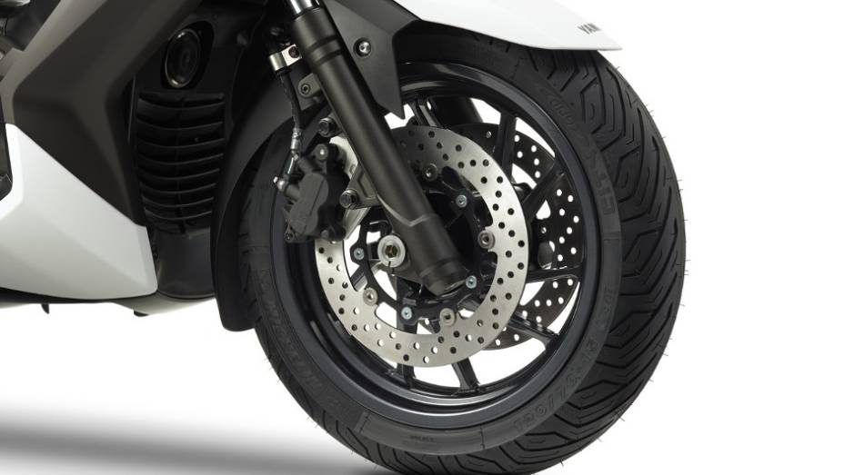 O X-Max 400 conta também com disco duplo de freio na roda dianteira, enquanto que a roda traseira apresenta disco simples | <a href="%20https://beta-develop.quatrorodas.abril.com.br/moto/noticias/yamaha-lanca-x-max-400-europa-738761.shtml" rel="migration">Leia mais</a> O X-Max 400 conta também com disco duplo de freio na roda dianteira, enquanto que a roda traseira apresenta disco simples | <a href="%20https://beta-develop.quatrorodas.abril.com.br/moto/noticias/yamaha-lanca-x-max-400-europa-738761.shtml" rel="migration">Leia mais</a>
