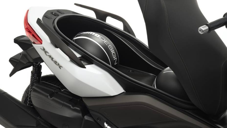 Compartimento para guardar objetos | <a href="https://beta-develop.quatrorodas.abril.com.br/moto/noticias/yamaha-lanca-x-max-400-europa-738761.shtml" rel="migration">Leia mais</a>