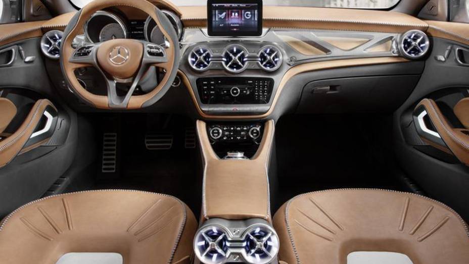 Apesar do aspecto futurista, o painel &eacute; o mesmo do Classe A | <a href="https://beta-develop.quatrorodas.abril.com.br/saloes/xangai/2013/mercedes-benz-gla-738831.shtml" rel="migration">Leia mais</a>