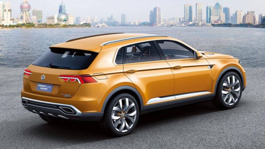 Apesar de coupé, o modelo tem quatro portas | <a href="https://beta-develop.quatrorodas.abril.com.br/saloes/xangai/2013/vw-crossblue-coupe-concept-738932.shtml" rel="migration">Leia mais</a>