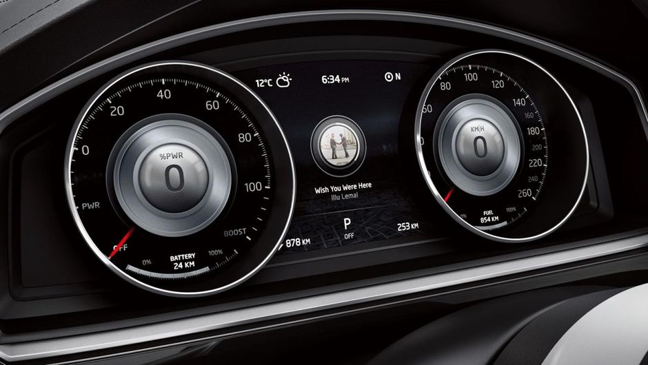 Movido por um motor V6 a gasolina com turbocompressor e dois motores el&eacute;tricos, ele entrega uma pot&ecirc;ncia combinada de 415 cv | <a href="%20https://beta-develop.quatrorodas.abril.com.br/saloes/xangai/2013/vw-crossblue-coupe-concept-738932.shtml" rel="migration">Leia mais</a>