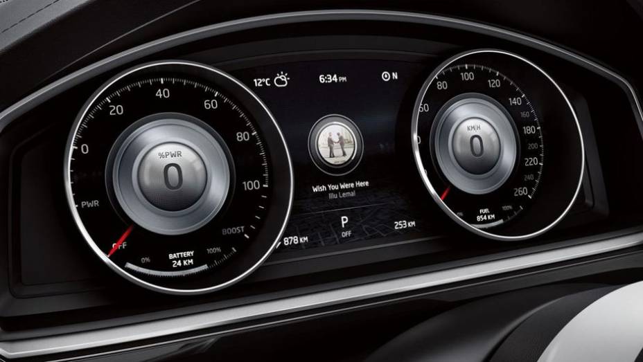 Movido por um motor V6 a gasolina com turbocompressor e dois motores el&eacute;tricos, ele entrega uma pot&ecirc;ncia combinada de 415 cv | <a href="%20https://beta-develop.quatrorodas.abril.com.br/saloes/xangai/2013/vw-crossblue-coupe-concept-738932.shtml" rel="migration">Leia mais</a>