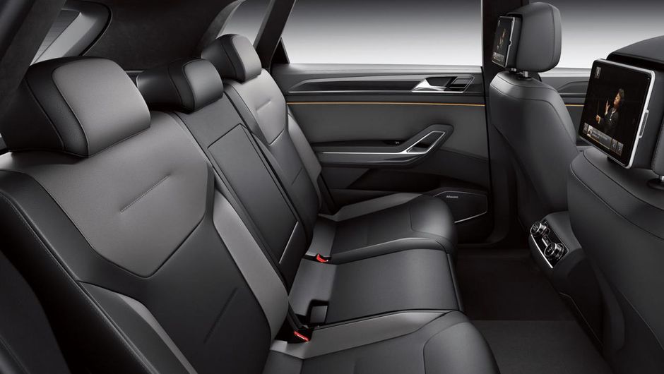 Rodando apenas com eletricidade o CrossBlue Concept pode viajar at&eacute; 33 quil&ocirc;metros sem parar para recarga | <a href="%20https://beta-develop.quatrorodas.abril.com.br/saloes/xangai/2013/vw-crossblue-coupe-concept-738932.shtml" rel="migration">Leia mais</a>