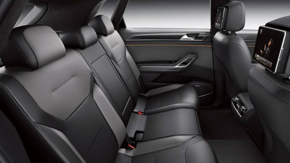 Rodando apenas com eletricidade o CrossBlue Concept pode viajar at&eacute; 33 quil&ocirc;metros sem parar para recarga | <a href="%20https://beta-develop.quatrorodas.abril.com.br/saloes/xangai/2013/vw-crossblue-coupe-concept-738932.shtml" rel="migration">Leia mais</a>