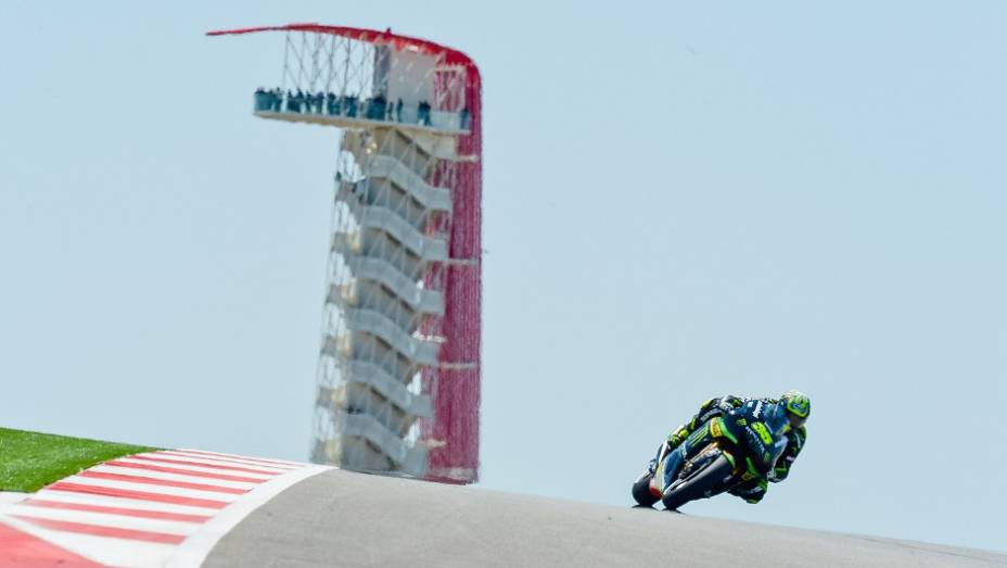 Cal Crutchlow (Monster Yamaha Tech 3) larga em quarto | <a href="https://beta-develop.quatrorodas.abril.com.br/moto/noticias/marquez-faz-1a-pole-carreira-austin-739216.shtml" rel="migration">Leia mais</a>