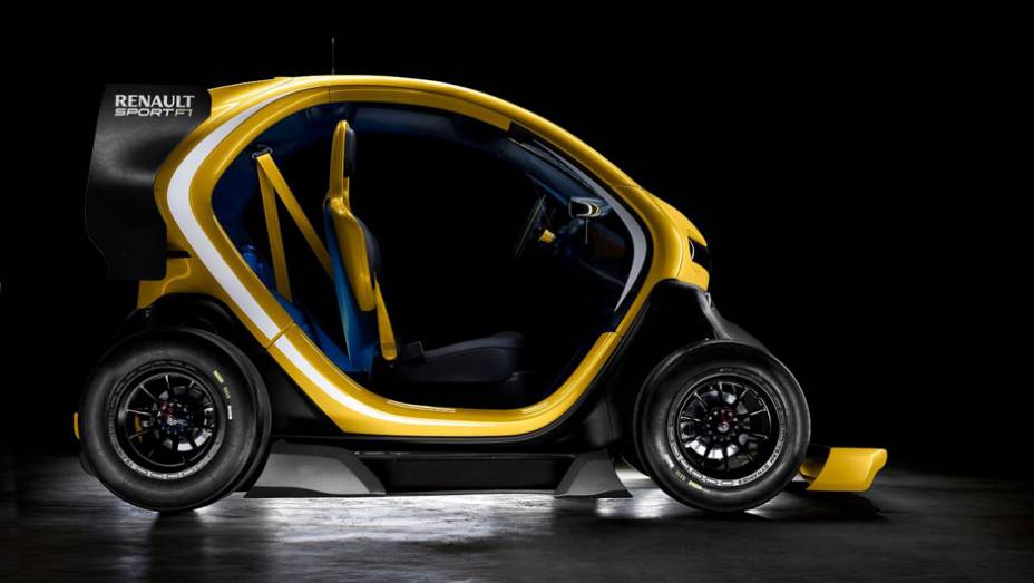 O antigo subcompacto urbanóide virou um esportivo de respeito, com apenas um banco e KERS | <a href="https://beta-develop.quatrorodas.abril.com.br/noticias/sustentabilidade/renault-mostra-twizy-sport-f1-739695.shtml" rel="migration">Leia mais</a>