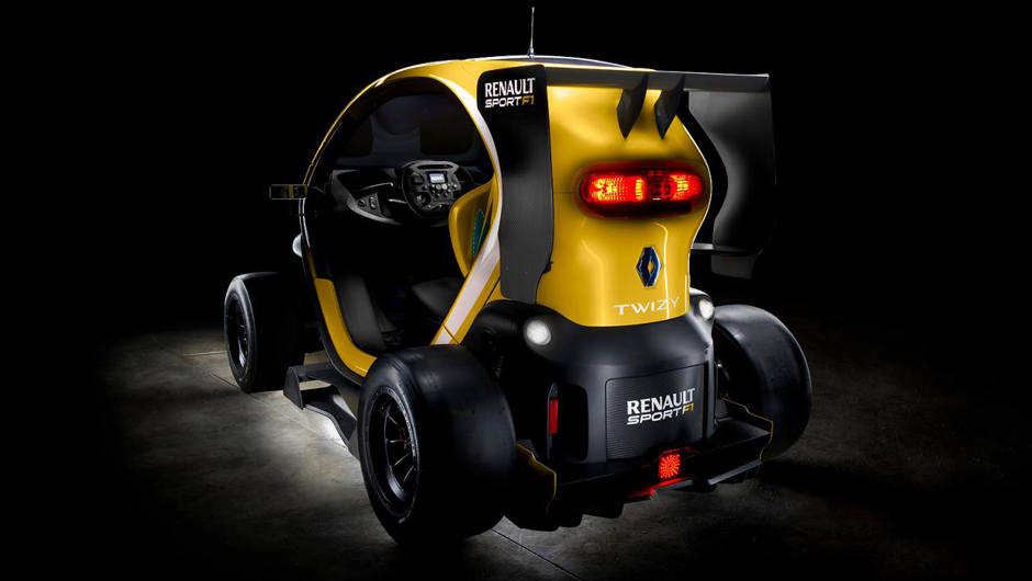 O enorme aerof&oacute;lio traseiro e o volante inspirado na F&oacute;rmula Renault entregam seu parentesco com as pistas | <a href="https://beta-develop.quatrorodas.abril.com.br/noticias/sustentabilidade/renault-mostra-twizy-sport-f1-739695.shtml" rel="migration">Leia mais</a>