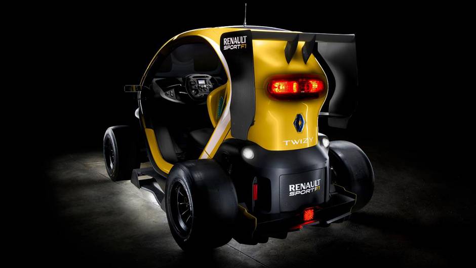 O enorme aerof&oacute;lio traseiro e o volante inspirado na F&oacute;rmula Renault entregam seu parentesco com as pistas | <a href="https://beta-develop.quatrorodas.abril.com.br/noticias/sustentabilidade/renault-mostra-twizy-sport-f1-739695.shtml" rel="migration">Leia mais</a>