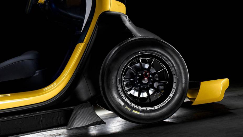 Até pneus slick foram colocados no pequenino Twizy | <a href="https://beta-develop.quatrorodas.abril.com.br/noticias/sustentabilidade/renault-mostra-twizy-sport-f1-739695.shtml" rel="migration">Leia mais</a>