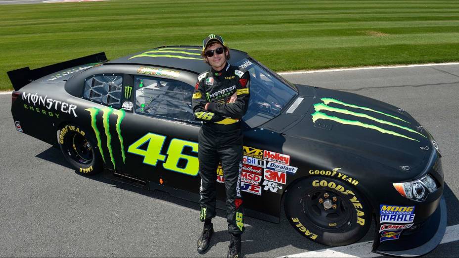 Valentino Rossi na NASCAR | <a href="https://beta-develop.quatrorodas.abril.com.br/moto/noticias/valentino-rossi-ritmo-nascar-739793.shtml" rel="migration">Leia mais</a>